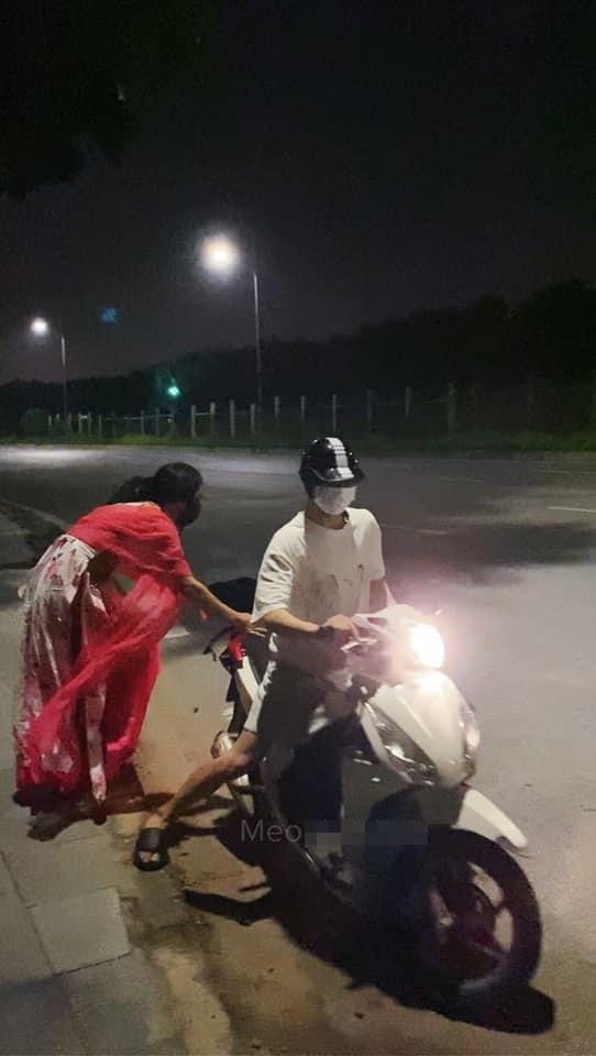 Đính kèm loạt ảnh "bá đạo" được đăng tải lên MXH, "hiện tượng mạng" này còn mời chào: "Các em ơi muốn chị Hằng Nga tặng quà không nè. Chờ chị đón các em nha".