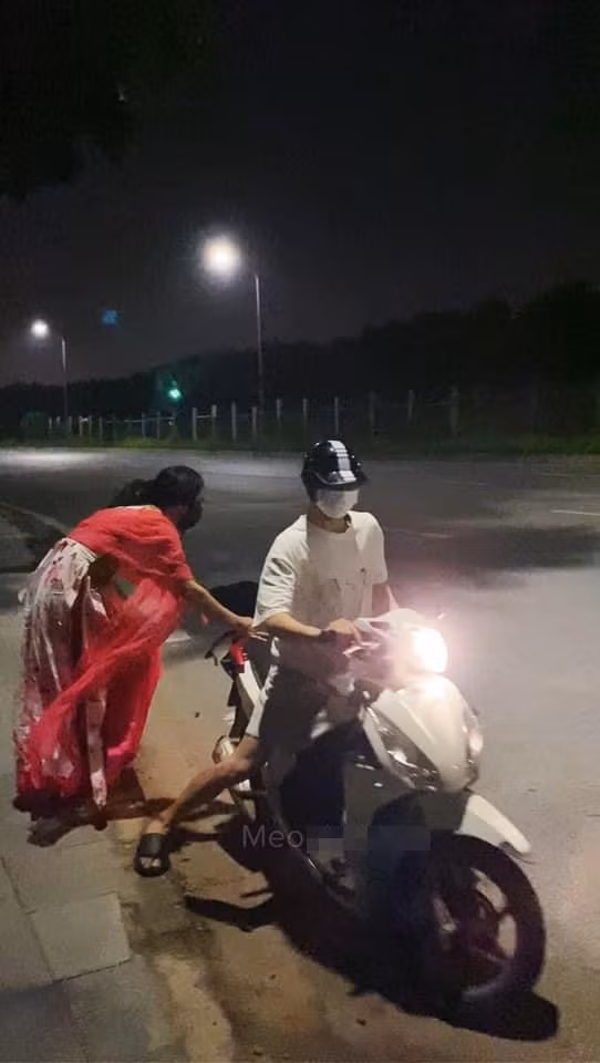 Đính kèm loạt ảnh "bá đạo" được đăng tải lên MXH, "hiện tượng mạng" này còn mời chào: "Các em ơi muốn chị Hằng Nga tặng quà không nè. Chờ chị đón các em nha".