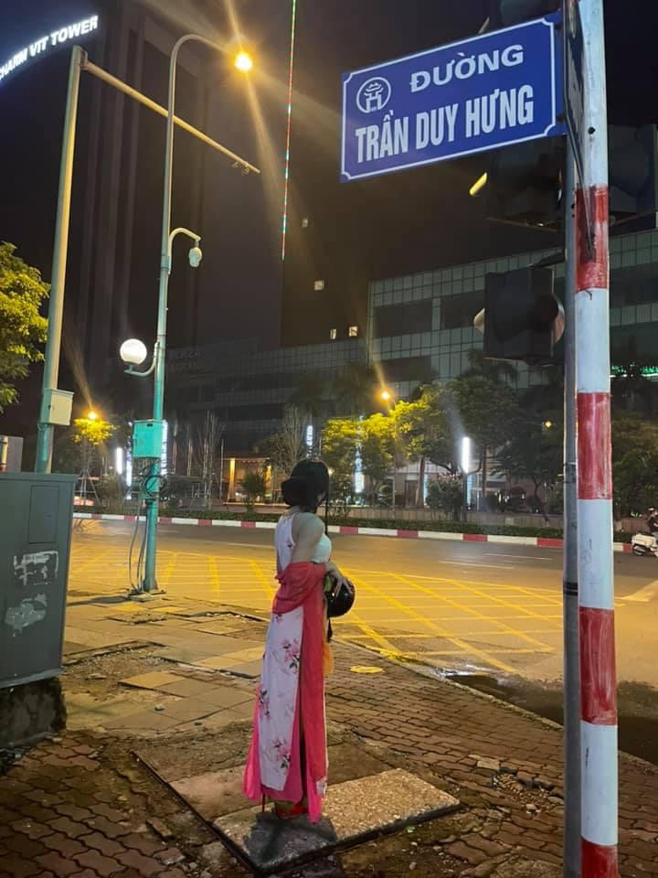 Theo đó, "thánh chửi" Phạm Thoại đã hóa thân thành "chị Hằng", mặc váy yếm, đội tóc giả, make-up lòe loẹt và đứng ở bên đường Trần Duy Hưng.