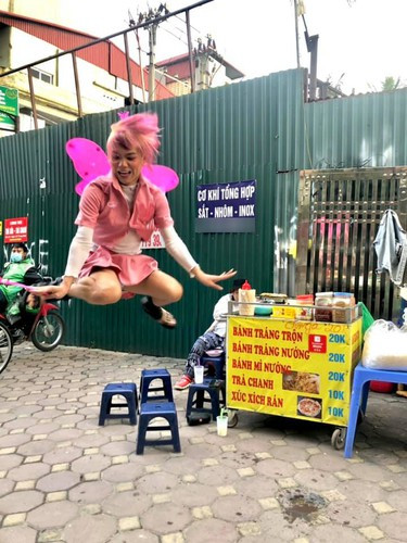 Mèo Thoại tên thật là Phạm Văn Thoại, sinh năm 1996 được nhiều bạn trẻ biết đến với biệt danh “thánh chửi” online Norin Phạm.