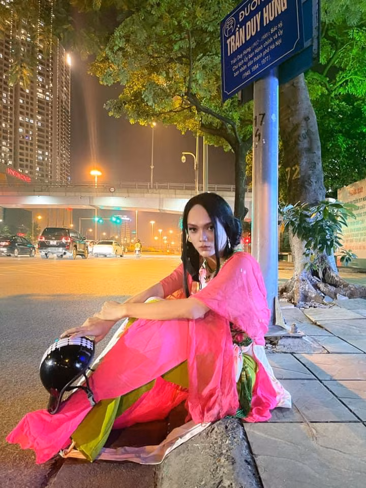 Màn hóa thân "lầy lội" của Mèo Thoại đã thu hút lượt live và bình luận cực lớn. Ai nãy cũng bày tỏ sự ngán ngẩm trước hành động này.