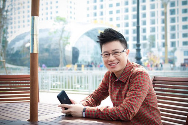 Vấn đề khiến dư luận bức xúc là cách MC VTV này dùng câu từ có hàm ý khá mỉa mai sinh viên: "nghỉ học có làm em đỡ buồn hơn không" khiến không ít cư dân mạng cảm thấy bức xúc.