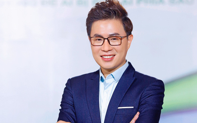 Theo đó, MC Trịnh Lê Anh viết: "Khai giảng online, khi sinh viên buồn! Em không cần xin lỗi vì quyền của em là được phép nghỉ trong quỹ 20% thời lượng cho phép! Nhưng nghỉ học có làm em đỡ buồn hơn không, là điều các em cần cân nhắc và phải mạnh mẽ hơn, nhé!".