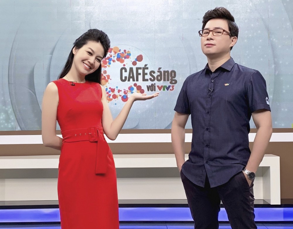 Về đời tư, vào cuối năm 2020 nam MC bất ngờ thông báo đã kết hôn với bạn gái kém 10 tuổi sau 10 năm quen biết, và do COVID-19 nên hôn lễ chỉ tổ chức nội bộ gia đình. Ảnh: Tổng hợp