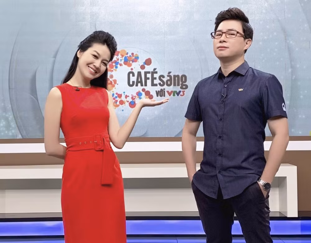 Về đời tư, vào cuối năm 2020 nam MC bất ngờ thông báo đã kết hôn với bạn gái kém 10 tuổi sau 10 năm quen biết, và do COVID-19 nên hôn lễ chỉ tổ chức nội bộ gia đình. Ảnh: Tổng hợp