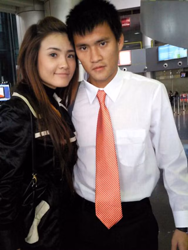 Lê Khánh Chi được biết đến là em gái của cầu thủ Công Vinh, nổi tiếng với nhan sắc xinh đẹp, gợi cảm.