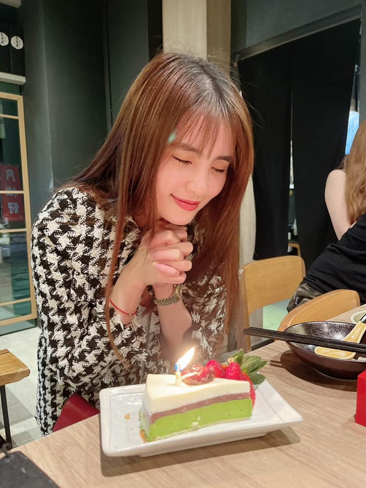 Lúc ấy, Khánh Chi đã ly hôn và có một cô con gái. Cô nàng quyết định sang Singapore sinh sống và khá kín tiếng cho đến hiện tại.