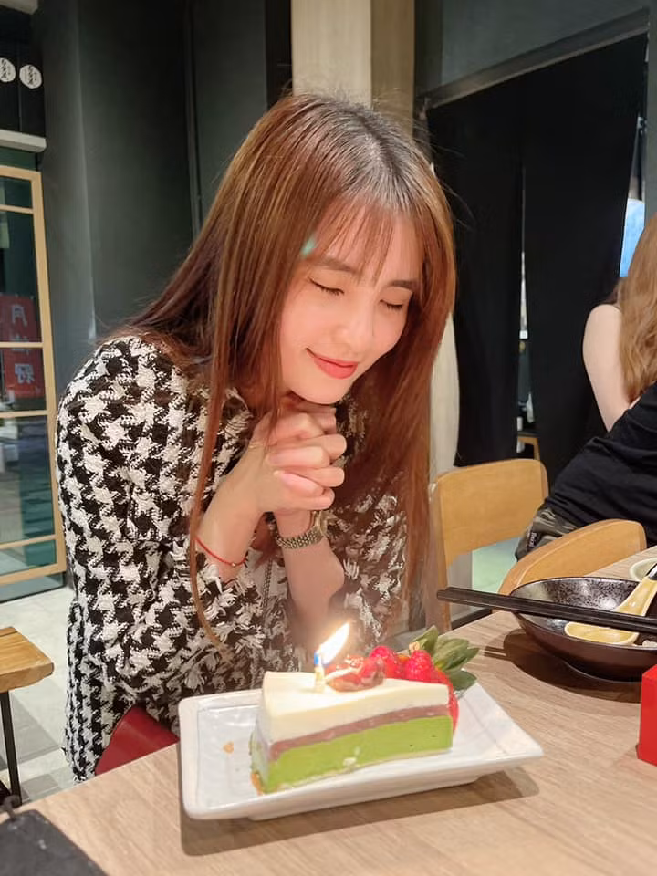 Lúc ấy, Khánh Chi đã ly hôn và có một cô con gái. Cô nàng quyết định sang Singapore sinh sống và khá kín tiếng cho đến hiện tại.