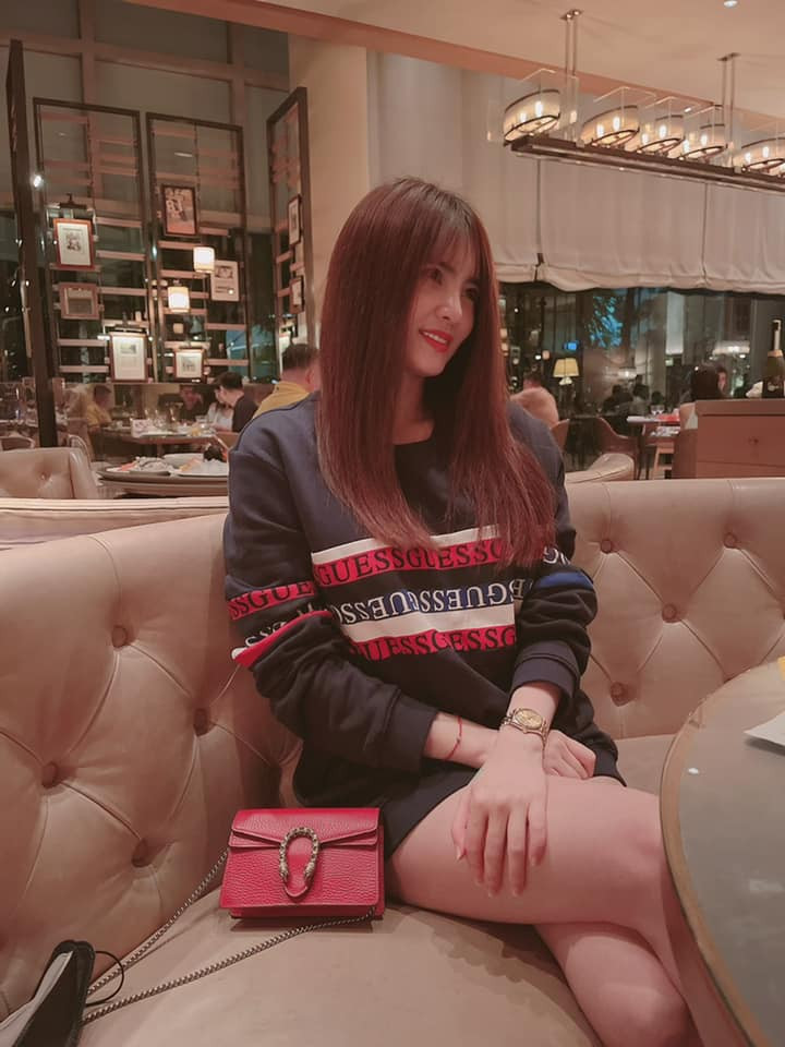 Khánh Chi cũng đã có bạn trai mới còn con gái thì được người thân ở Việt Nam chăm sóc. Thỉnh thoảng, hai mẹ con cũng được gặp nhau.