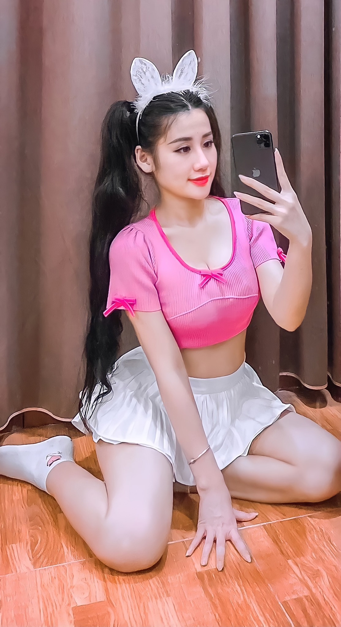 Mặc dù ở ngoài đời "hot girl quân nhân" ưa chuộng phong cách quyến rũ, thế nhưng những shoot hình mà cô nàng đăng tải lại không hề phản cảm.