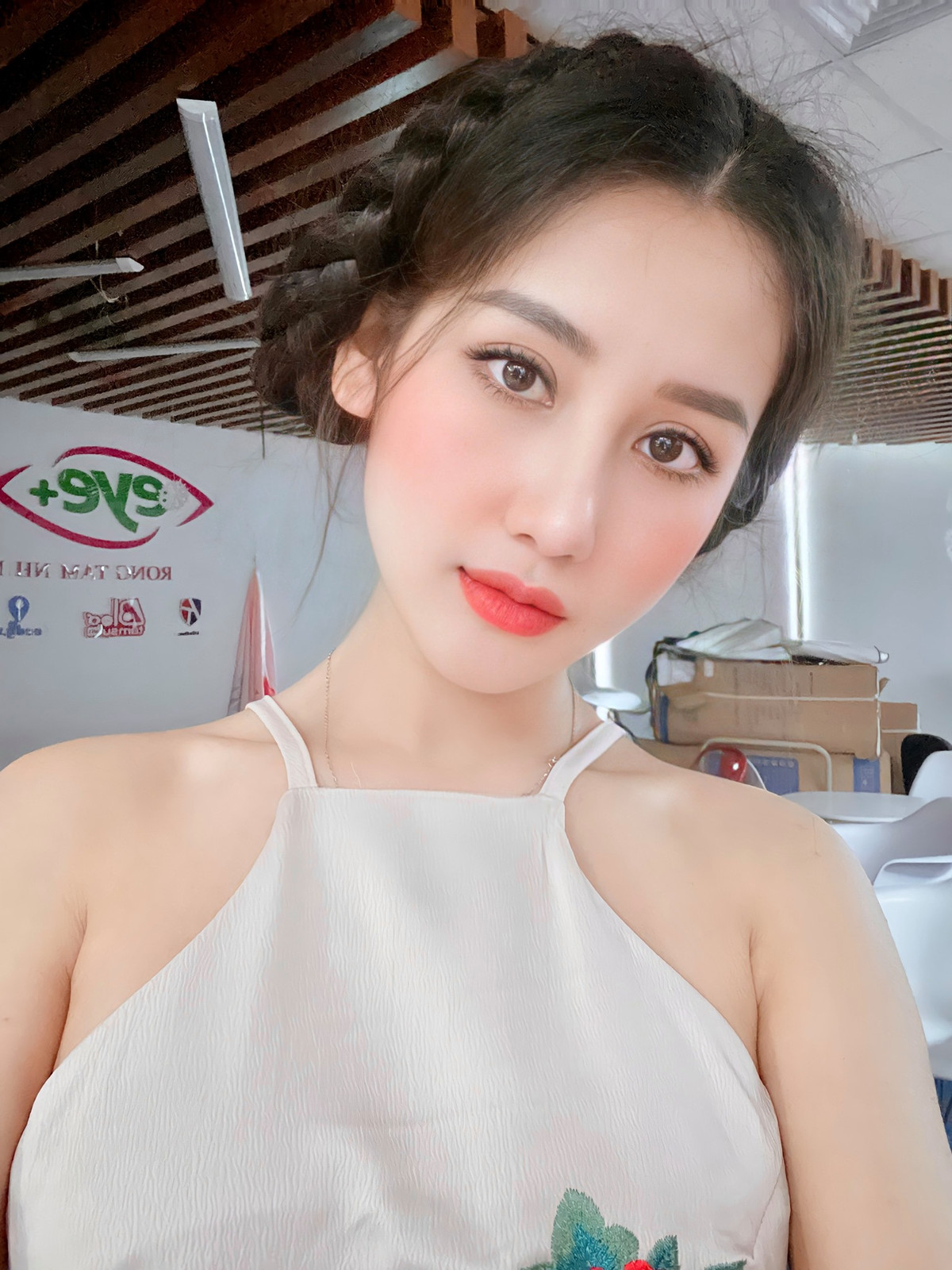 Sở hữu khuôn mặt xinh đẹp, chiếc cằm V- line hàng loạt nam nhân phải đổ gục trước nhan sắc yêu kiều của Anh Phương.