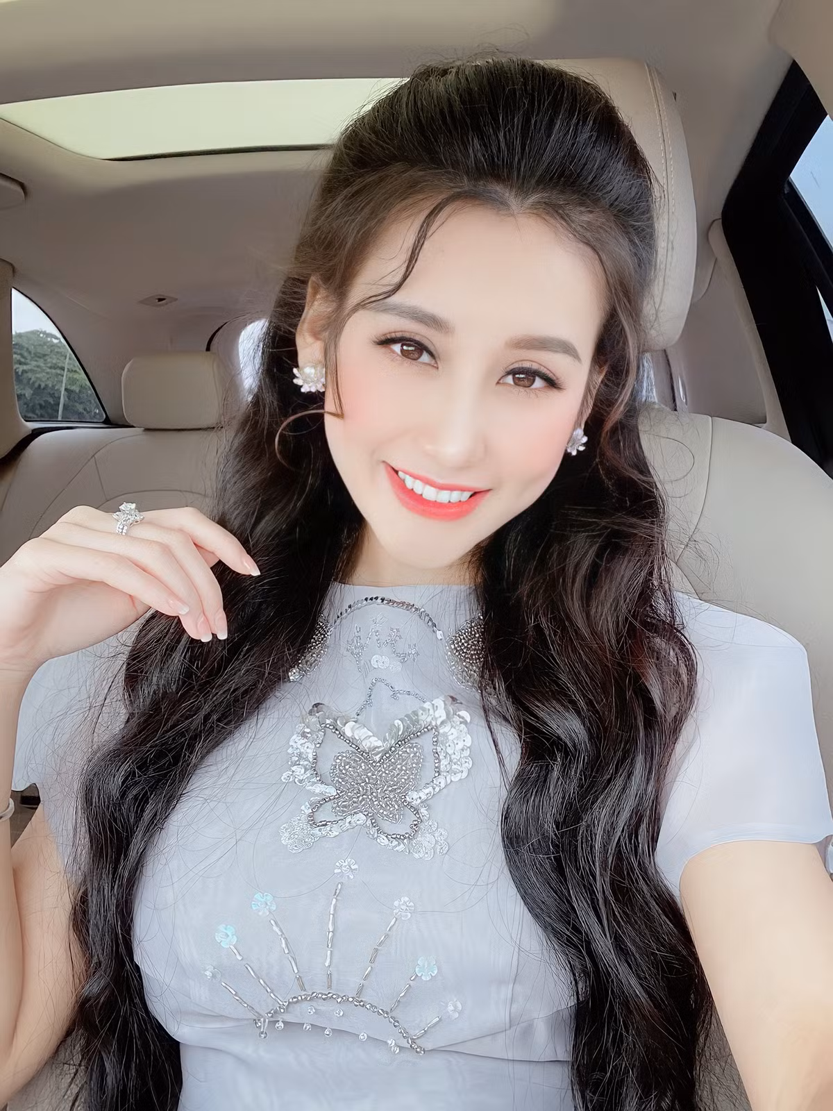 Dù chỉ mới 26 tuổi nhưng Anh Phương đã có những suy nghĩ và quan điểm sống trưởng thành, luôn chủ động quyết định trong công việc cũng như tình cảm. Ảnh: FBNV