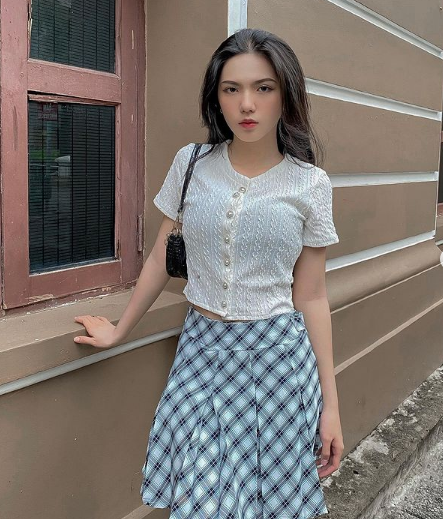 Cô có chiếc mũi cao, viền môi hình trái tim, mắt hai mí rõ ràng và cặp lông mày rậm.