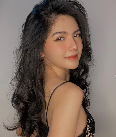 Hồng Khanh sinh năm 2003, dù chỉ mới 17 tuổi nhưng cô nàng đã là một người mẫu ảnh tự do dày dặn kinh nghiệm tại TP HCM.