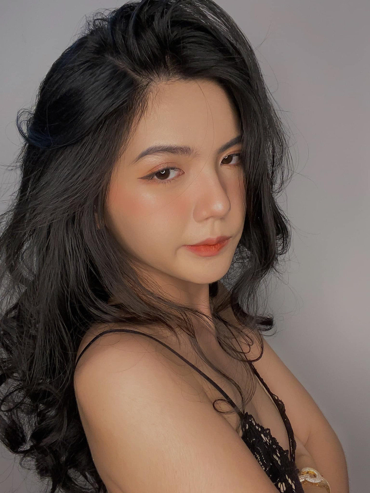 Sở hữu chiếc mũi cao cùng đường nét đôi môi rõ ràng như tượng tạc khiến gái xinh Nguyễn Hồng Khanh thường hay bị nhầm là can thiệp "dao kéo".