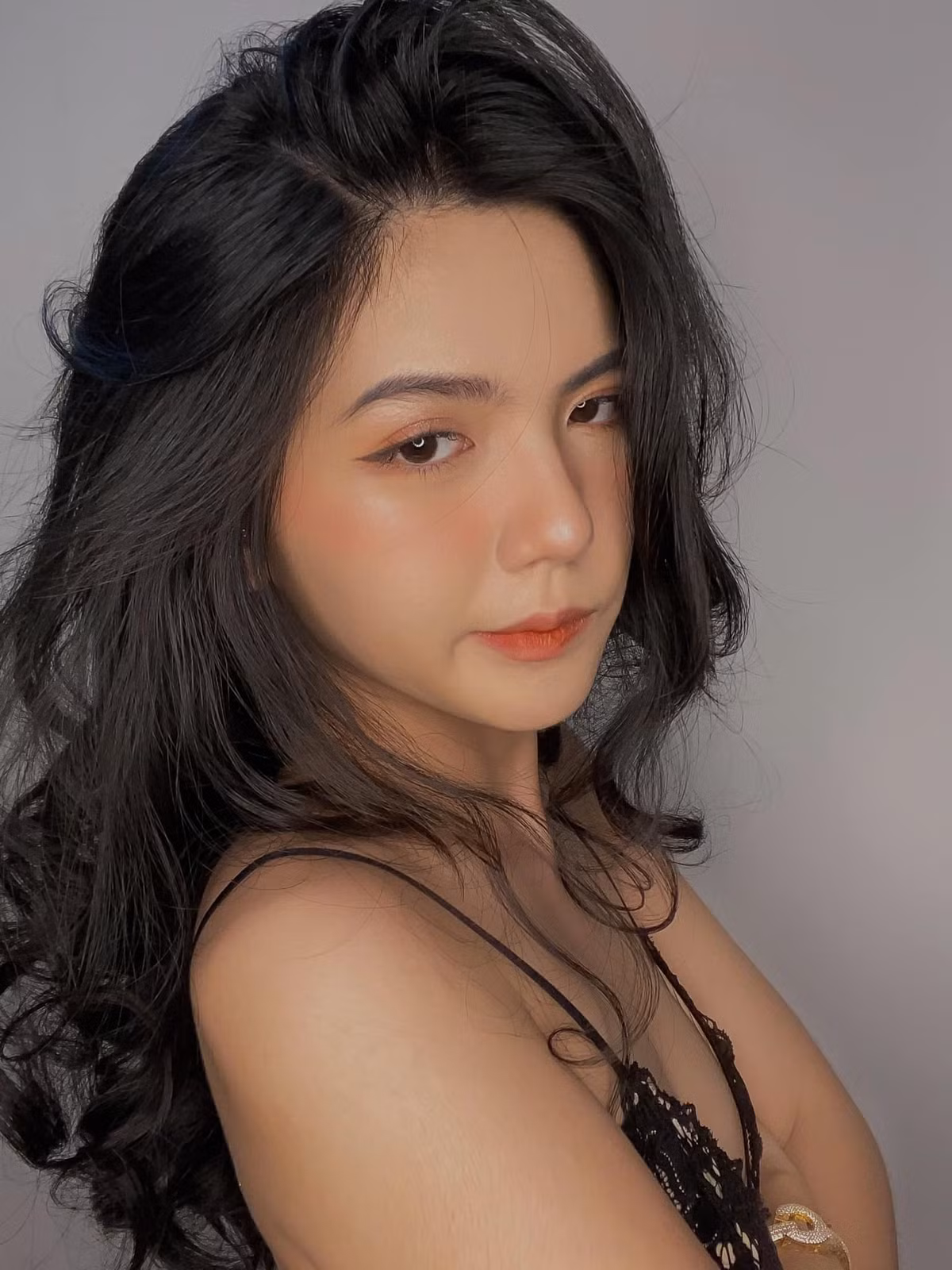 Sở hữu chiếc mũi cao cùng đường nét đôi môi rõ ràng như tượng tạc khiến gái xinh Nguyễn Hồng Khanh thường hay bị nhầm là can thiệp "dao kéo".