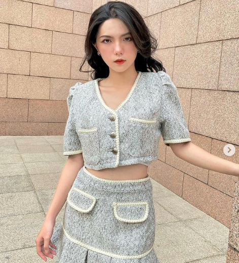 Hồng Khanh hiếm khi cười khi chụp ảnh, mặc dù cô là người hòa đồng, vui tính.