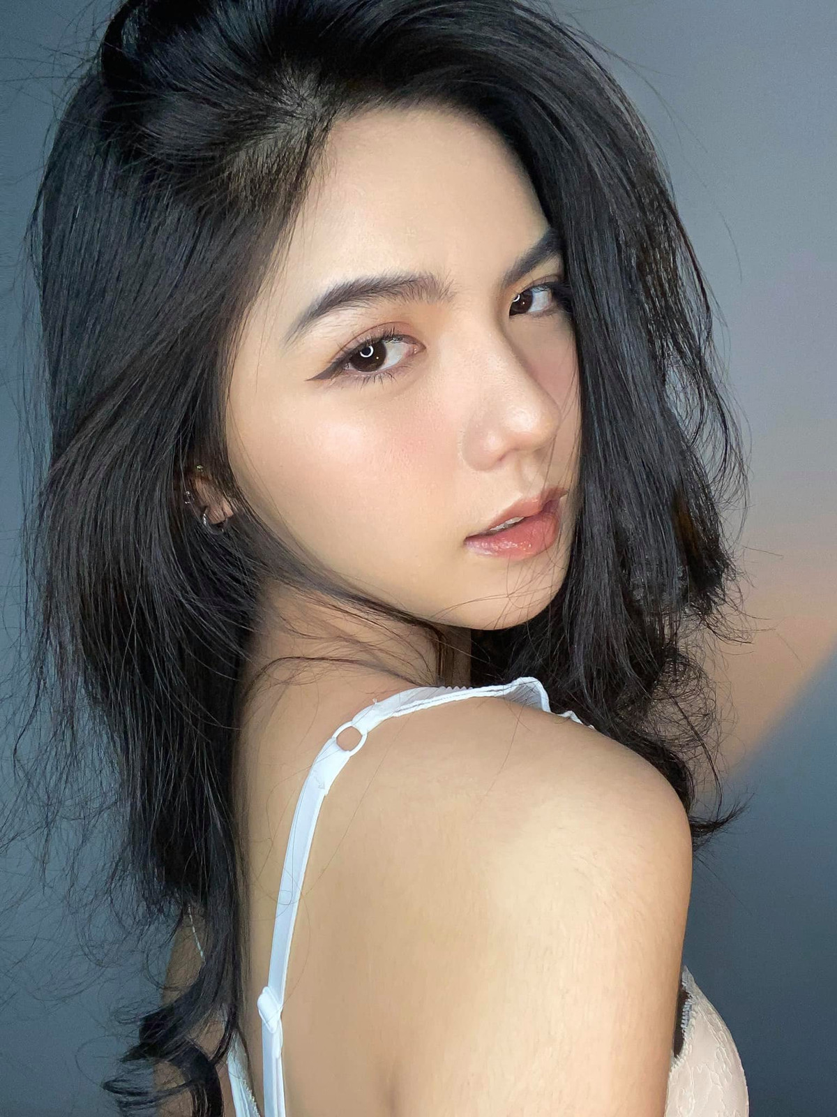 Nguyễn Hồng Khanh là cái tên mới nhất xuất hiện trong dàn hot girl Việt khiến dân tình phải truy tìm "info" mỗi lần đăng ảnh.