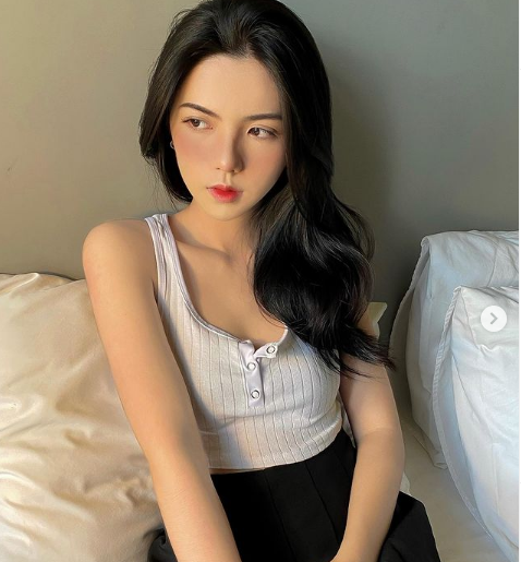 Nhờ gương mặt này, Khanh được các shop thời trang mời làm người mẫu ảnh, người mẫu sản phẩm.