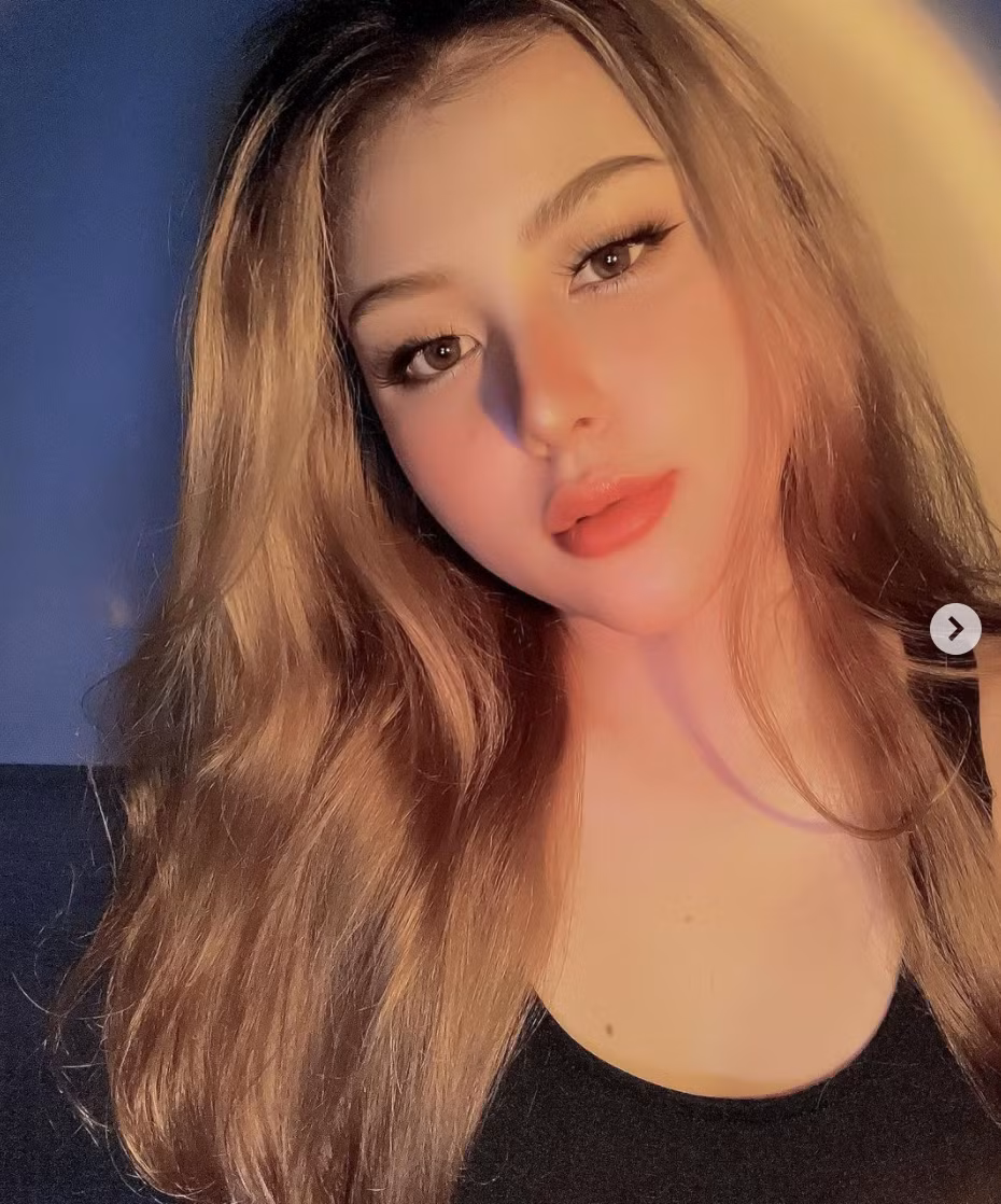 Sở hữu trang cá nhân với gần 400.000 lượt follow, mỗi bức ảnh khoe dáng bốc lửa trong những kiểu trang phục cắt xén bạo của Wilson Nhật Anh đều nhận được rất nhiều lượt tương tác và bình luận.