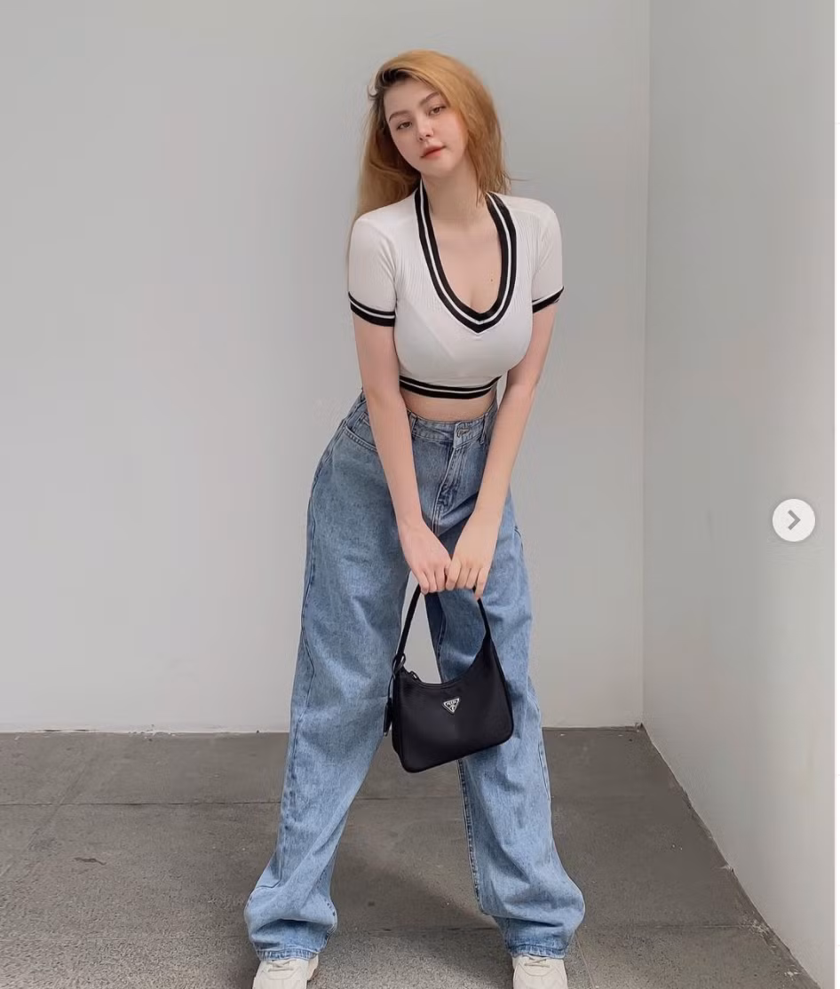 Trên trang cá nhân của mình, hot girl lai Mỹ Nhật Anh rất chăm chỉ khoe ảnh diện bikini gợi cảm, đồ nội y, đồ ngủ hút mắt và nhận được rất nhiều sự quan tâm từ cộng đồng mạng.