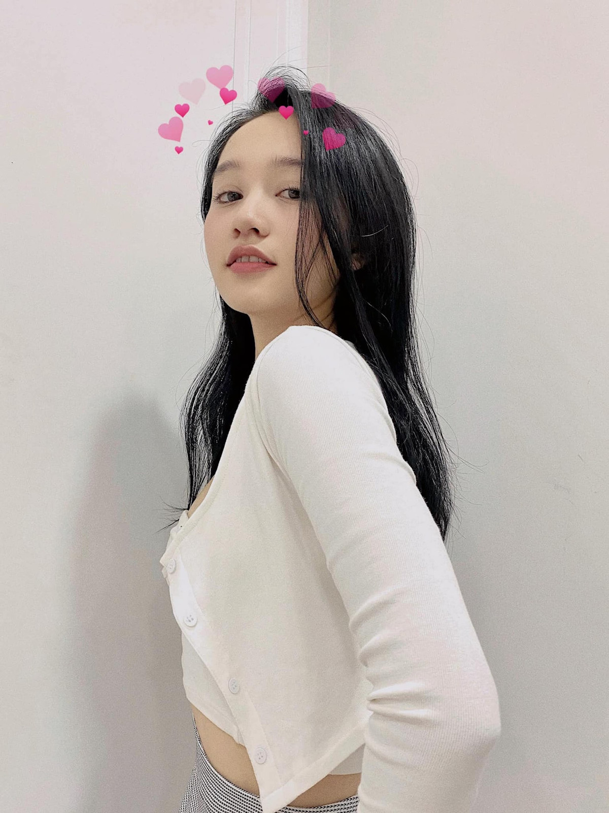 Mặc dù thay đổi phong cách nhưng Trúc Anh vẫn giữ được nét ngây thơ trên khuôn mặt.