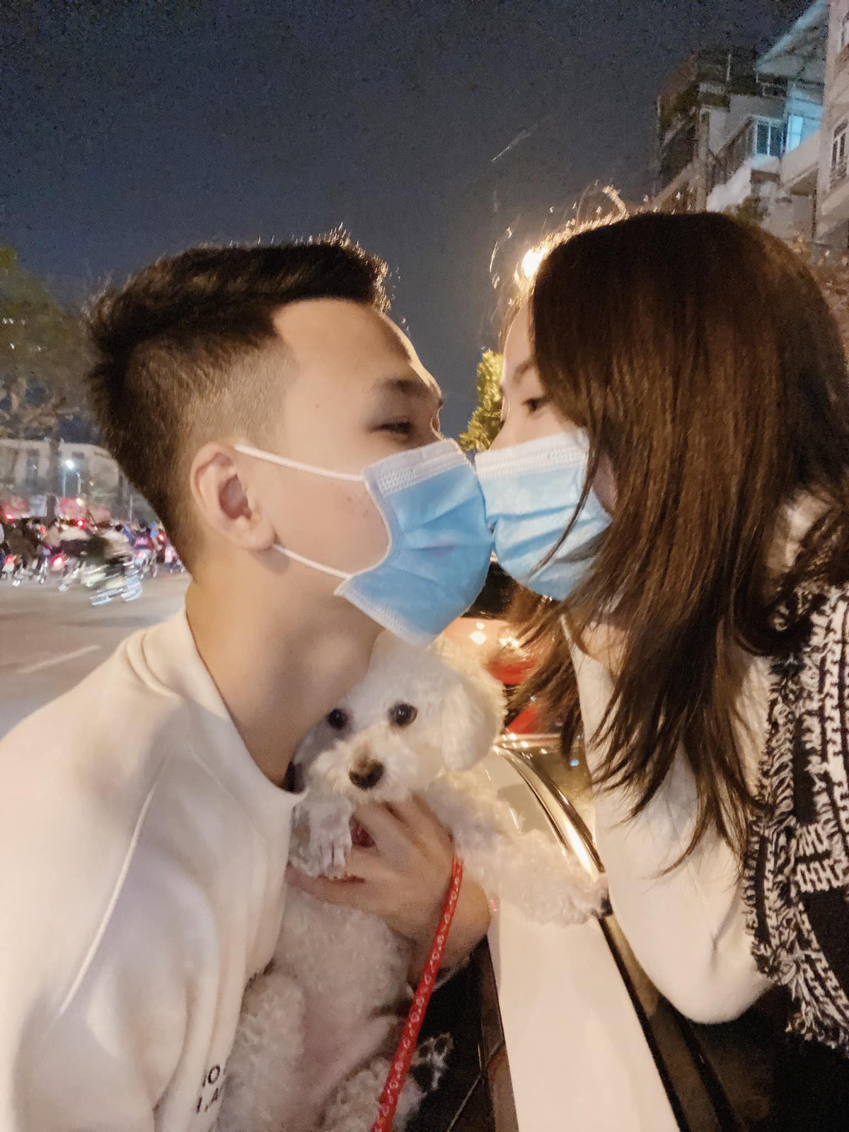 Cô nàng sở hữu vẻ đẹp ngọt ngào và rất đáng yêu. Cùng khuôn mặt tròn với nụ cười tỏa nắng xinh đẹp không khác gì những hot girl đình đám hiện nay.