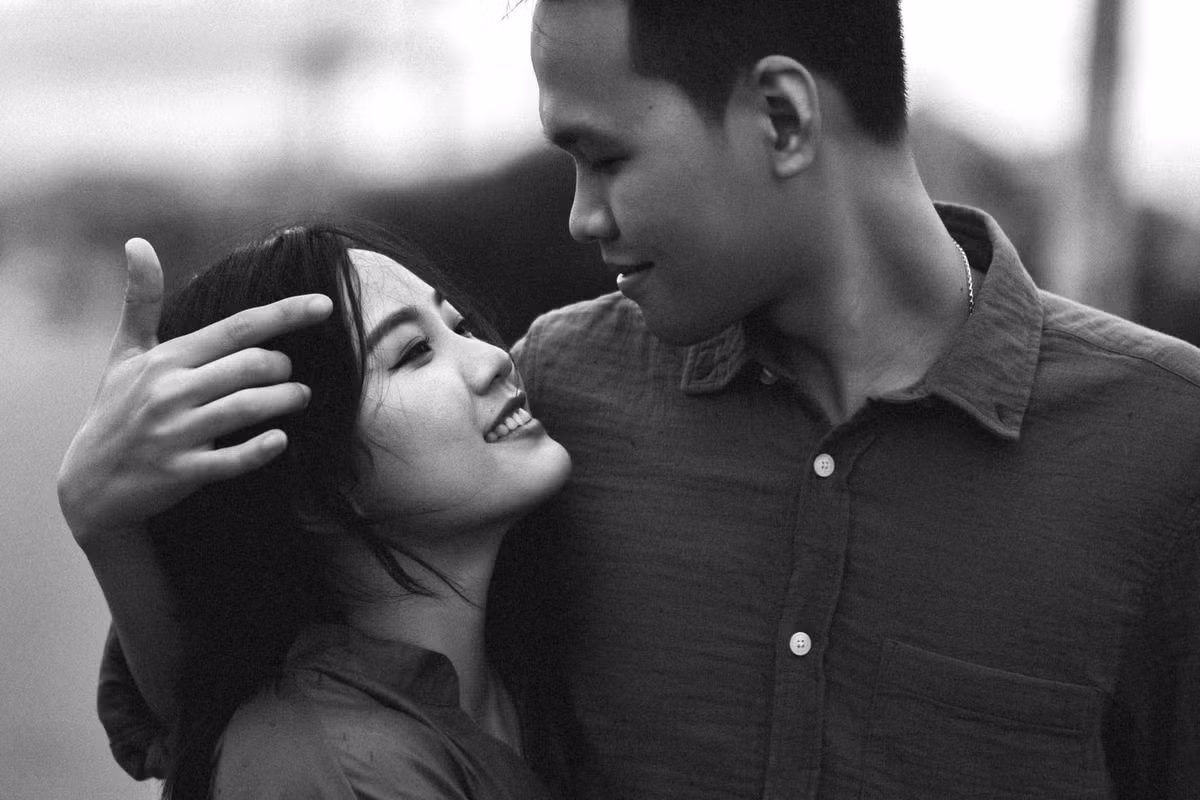 Đôi mắt biết cười của cô nàng chắc hẳn đã "đánh cắp" trái tim của chàng game thủ thần đồng này.