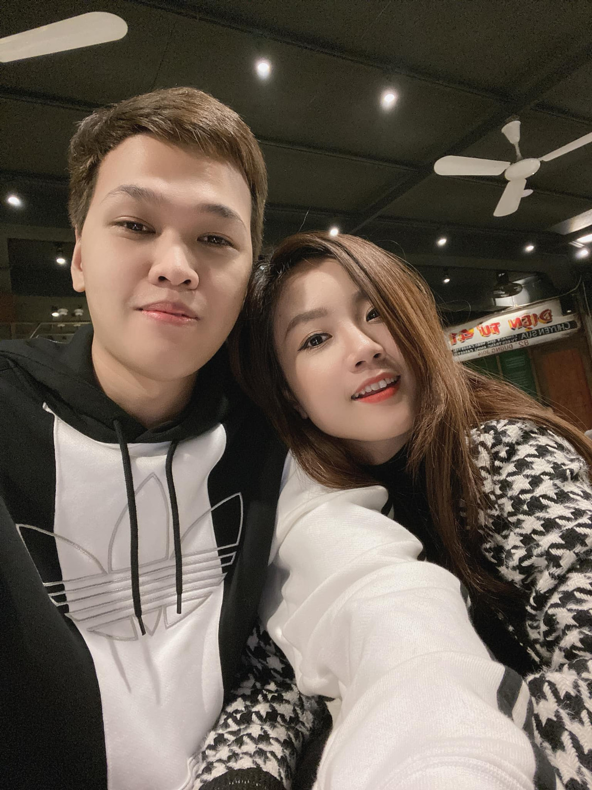 Nổi tiếng trong làng game bao nhiêu thì ở ngoài đời, Chim Sẻ Đi Nắng (Nguyễn Đức Bình, sinh năm 1996) lại kín tiếng bấy nhiêu, đặc biệt là chuyện tình cảm.