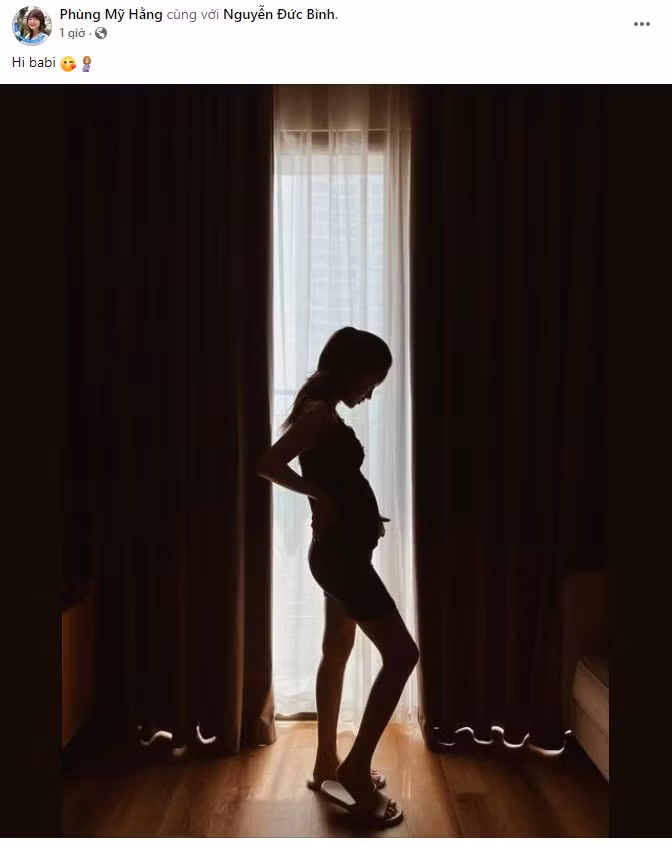 Mới đây, vợ Chim Sẻ Đi Nắng - Phùng Mỹ Hằng đã chia sẻ tin vui chào đón thành viên mới trong gia đình. Đính kèm dòng chia sẻ, cô nàng đăng tải hình ảnh bụng bầu khoe dáng thon gọn.