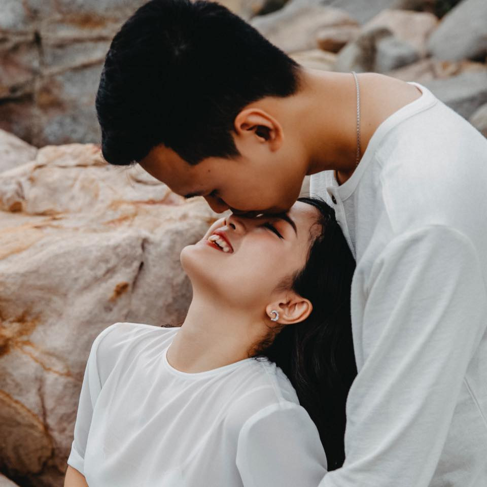 Sau thời gian dài giấu kín chuyện tình yêu, đến ngày lễ đính hôn anh chàng cũng không để lộ thông tin nào, sau đó chính Chim Sẻ Đi Nắng đã đăng tải trọn bộ ảnh cưới đẹp mê ly của cuộc đời mình như một lời thông báo.