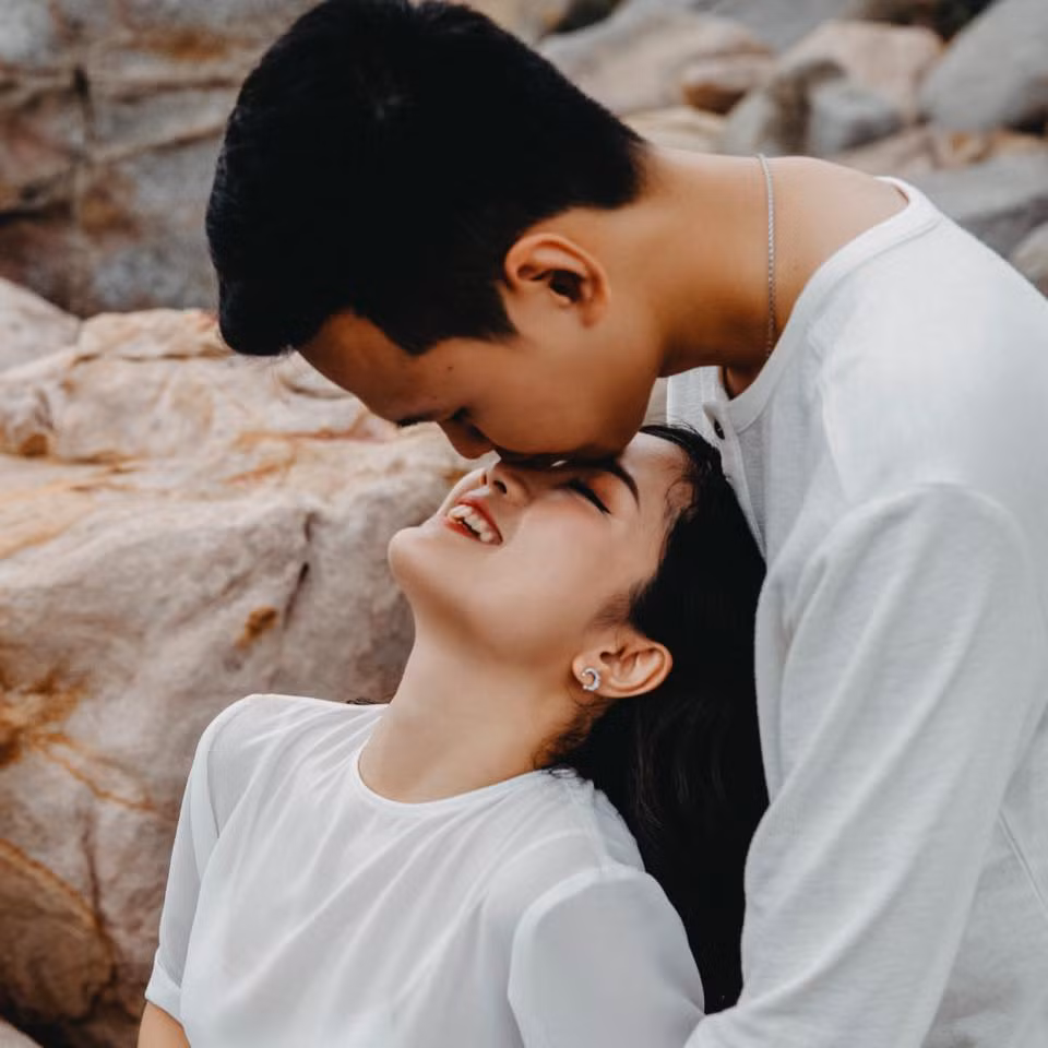 Sau thời gian dài giấu kín chuyện tình yêu, đến ngày lễ đính hôn anh chàng cũng không để lộ thông tin nào, sau đó chính Chim Sẻ Đi Nắng đã đăng tải trọn bộ ảnh cưới đẹp mê ly của cuộc đời mình như một lời thông báo.