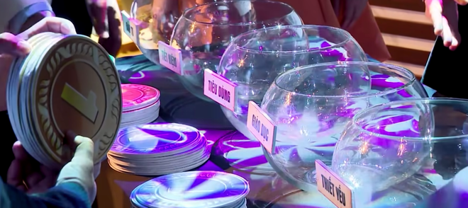 Shark Phú lại gây bất ngờ khi đem hết tiền bạc bỏ vào đầu tư. Khi được Shark Hưng hỏi: "Thế sống như nào?", Shark Phú vô tư cười nói: "Ăn uống, các thứ thì vợ lo hết rồi".