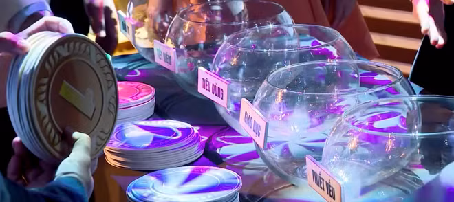 Shark Phú lại gây bất ngờ khi đem hết tiền bạc bỏ vào đầu tư. Khi được Shark Hưng hỏi: "Thế sống như nào?", Shark Phú vô tư cười nói: "Ăn uống, các thứ thì vợ lo hết rồi".