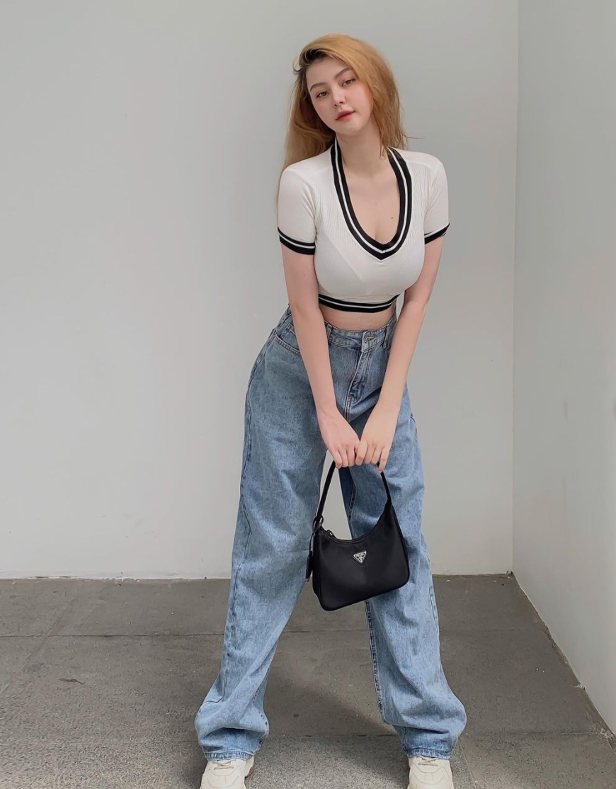 Wilson Nhật Anh là hot girl lai mang hai dòng máu Việt, Mỹ. Cô nàng nổi tiếng trên mạng xã hội từ khi còn là học sinh cấp ba với vẻ đẹp lai đầy cuốn hút.