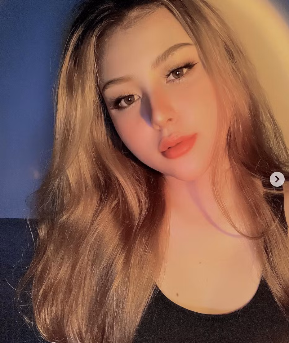 Trên trang cá nhân, Hot girl Sài thành từng đăng đàn than thở vừa bị phát tán ảnh nhạy cảm, vừa bị tố là "hot girl tài chính". Về vụ phát tán ảnh nhạy cảm, bạn thân Xoài Non khẳng định, hình ảnh bị phát tán không phải là ảnh của bản thân mà đã bị photoshop.