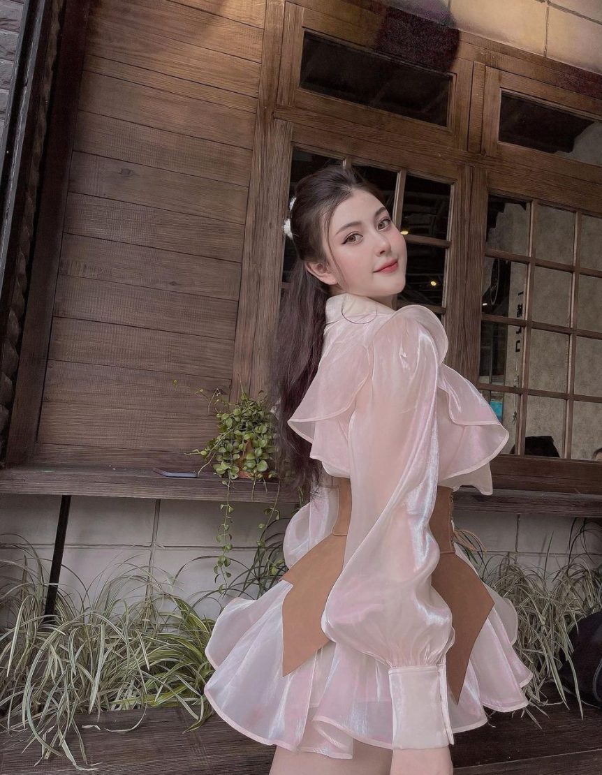 Hiện tại Nhật Anh sở hữu số đo 3 vòng 90-66-95 (cm) và cô nàng luôn lấy đó làm ưu thế để lựa chọn những kiểu trang phục gợi cảm.