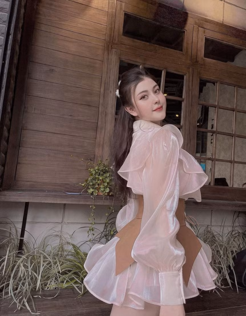 Hiện tại Nhật Anh sở hữu số đo 3 vòng 90-66-95 (cm) và cô nàng luôn lấy đó làm ưu thế để lựa chọn những kiểu trang phục gợi cảm.