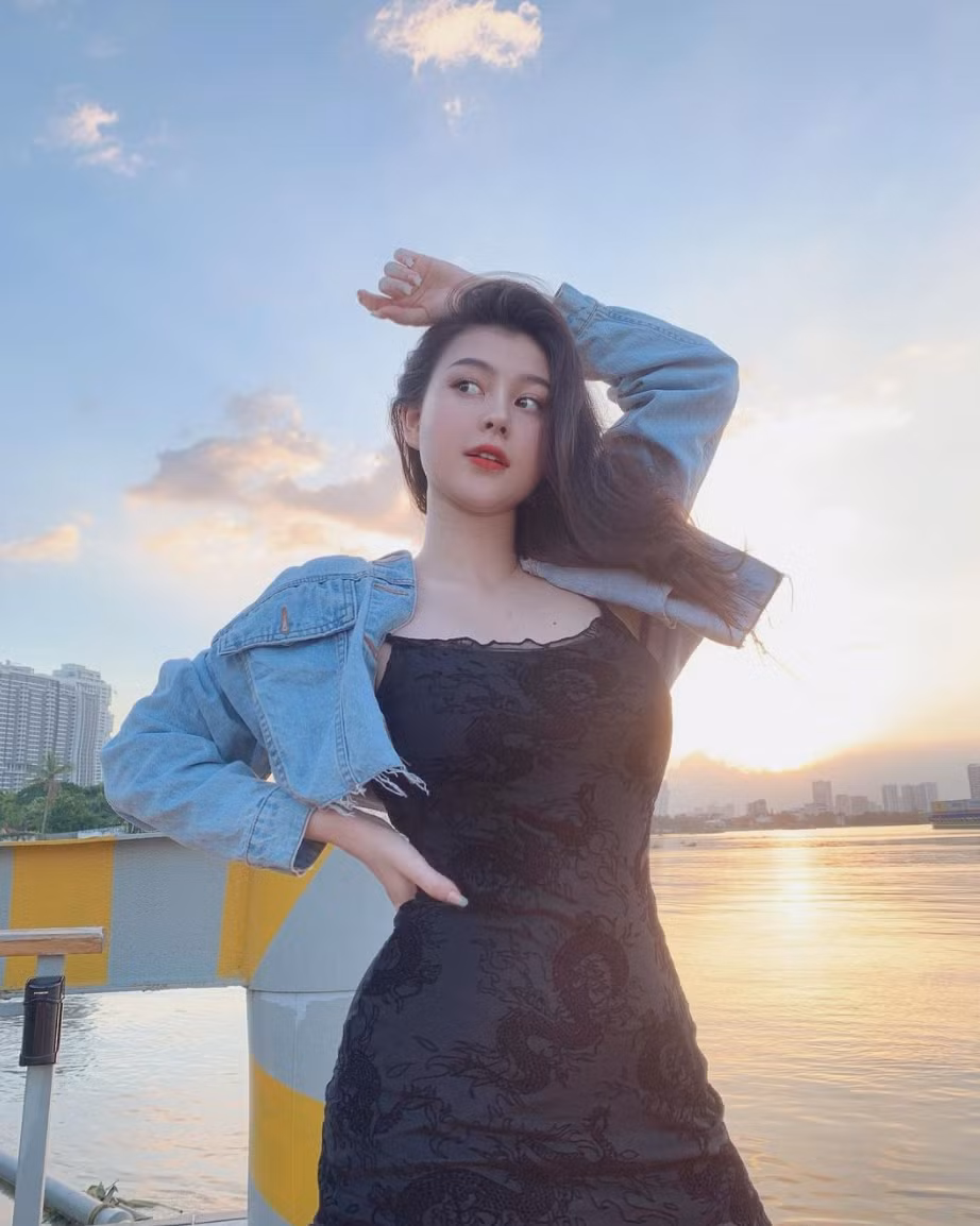 Người đẹp sinh năm 2002 luôn biết cách gây chú ý với phong cách thời trang đơn giản nhưng gợi cảm.