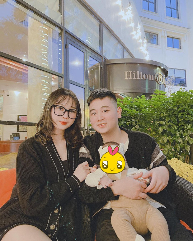 Chi Bé tên thật là Đào Kim Chi sinh năm 2002, hiện đang sống tại Hà Nội. Cô nàng cùng hội bạn thân Linh Ka, Long Hoàng và Long Bi từng được biết đến với tên gọi là "hot teen Hà Thành".