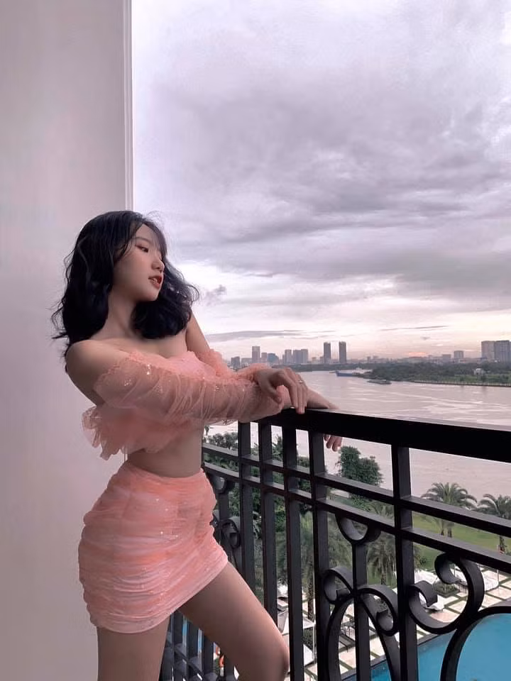Không chỉ khiến người nhìn điêu đứng với nhan sắc xinh đẹp của mình, hot girl TikTok này còn liên tục gây choáng với những shoot hình diện nội y nóng bỏng mắt.