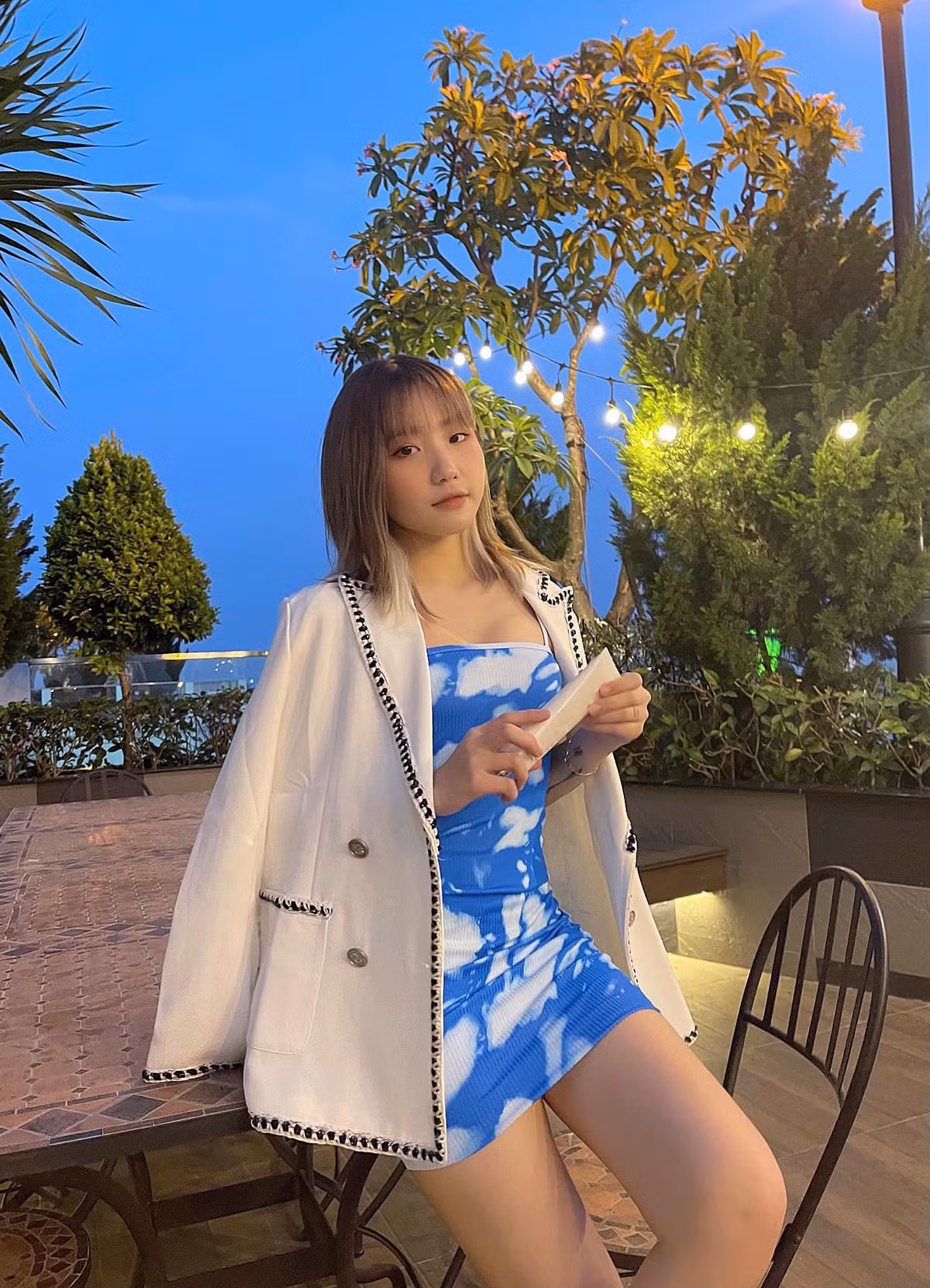 Ngay lập tức, một số fan đã liên tưởng tới scandal "lộ clip nhạy cảm" của nữ TikToker này vài năm về trước. Cụ thể, Khánh Huyền từng quay video trong nhà tắm cùng một bạn nữ khác. Đoạn clip này sau đó đã gây ra cho cô rất nhiều thị phi và phiền toái.