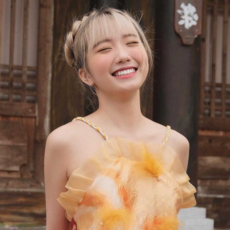 Mặc dù tình yêu một bạn nữ trong quá khứ. Tuy nhiên ở thời điểm tại, có vẻ như Khánh Huyền đã chuyển sang thích đàn ông khi liên tục vướng vào những tin đồn tình cảm với Duy Nhỏ.