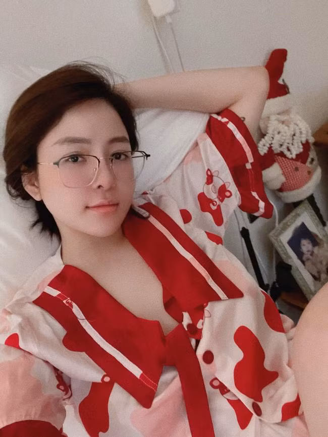 Tuy nhiên, thân hình quyến rũ sau giảm cân của Trâm Anh khi mặc đồ bộ khiến người nhìn khó rời mắt.