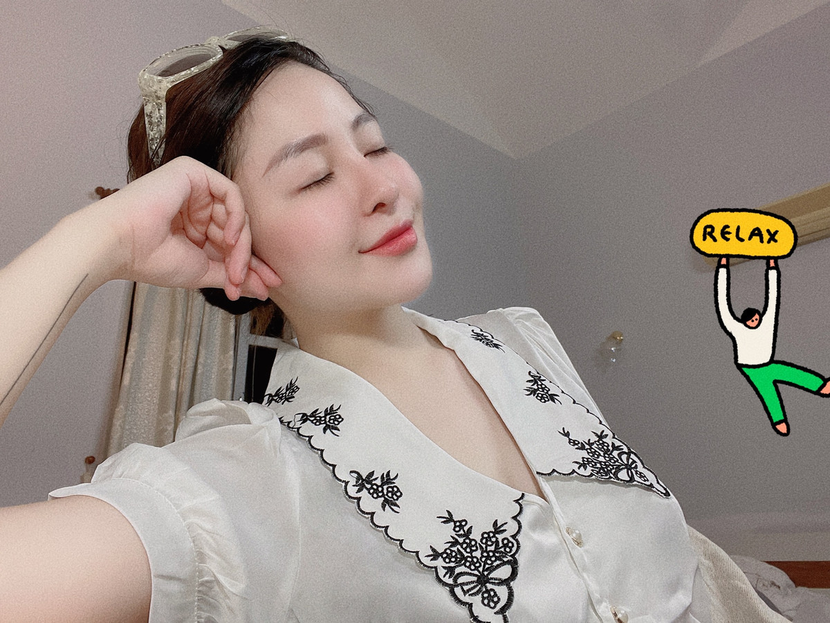 Cô nàng chăm chỉ tập thể dục tại nhà như lắc vòng, gym, yoga… để có được thân hình săn chắc, thon gọn.