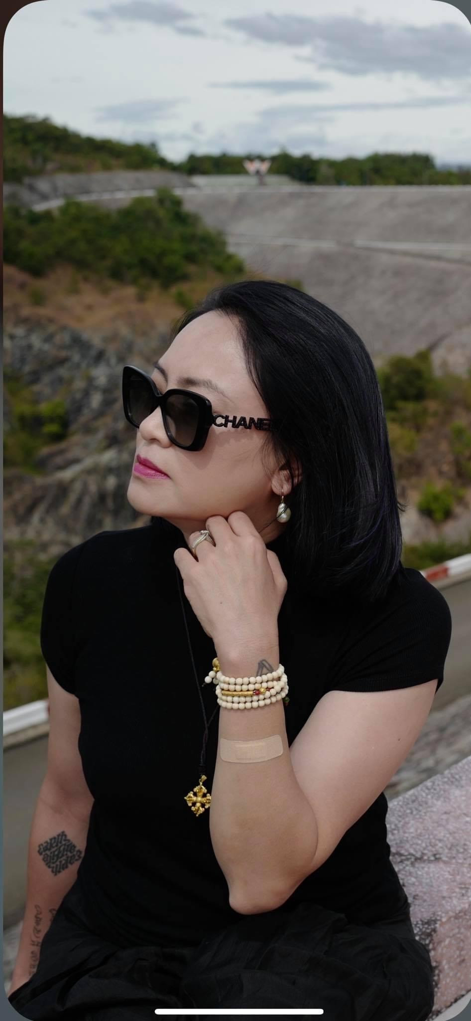 Con gái của cố PGS. Văn Như Cương cũng nổi tiếng với phong cách thời trang rất "ngầu".