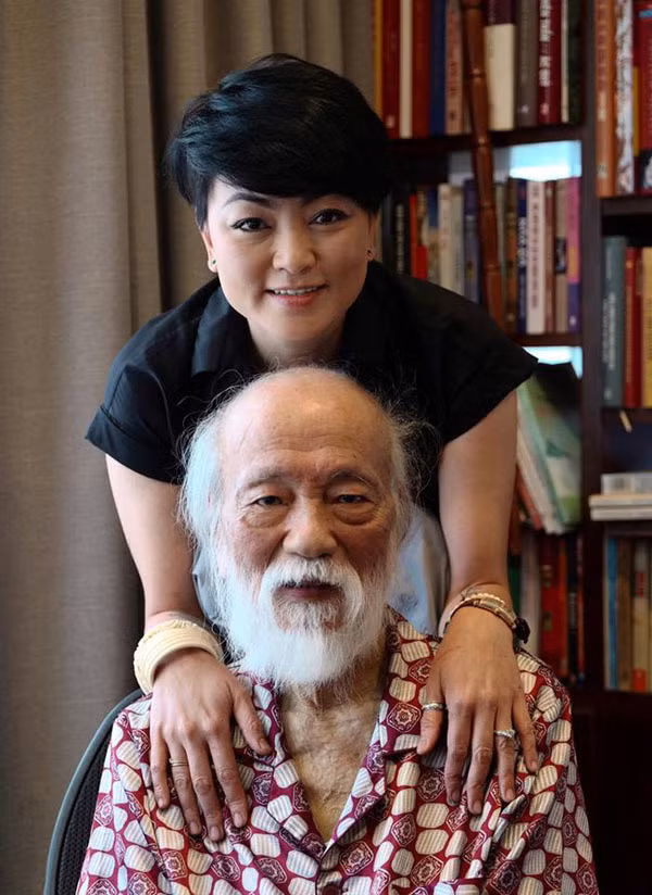 Sau khi được chia sẻ nhiều trên MXH, danh tính của cô giáo này cũng được nhiều người nhận ra. Đó là cô Văn Thùy Dương (sinh năm 1972) - con gái út của PGS. Văn Như Cương.