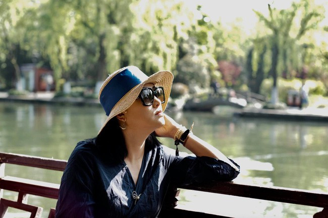 Hiện, bức hình chụp lại bóng lưng của vị Phó Hiệu trưởng vẫn được lan truyền với tốc độ chóng mặt trên mạng xã hội.