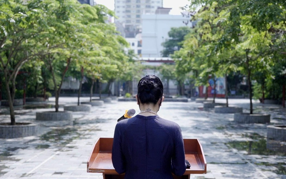 Mới đây, cộng đồng mạng truyền tay nhau loạt khoảnh khắc lễ khai giảng năm học mới đặc biệt trong khi tình hình dịch bệnh đang diễn ra căng thẳng. Đáng chú ý là hình ảnh Phó Hiệu trưởng có hình xăm cá tính, đứng phát biểu một mình.