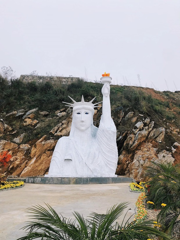 Bức tượng gây tranh cãi không kém cạnh là tượng nữ thần tự do tại khu du lịch SaPa.